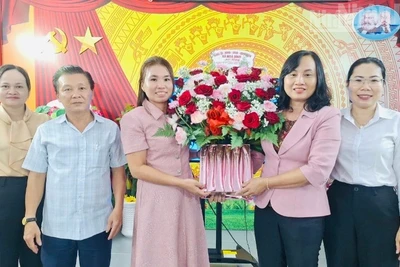 Đồng chí Đỗ Ái Lam, Chủ tịch Ủy ban nhân dân xã Hòa Bình (Cà Mau) cũng lãnh đạo các ngành của xã đến thăm, tặng hoa và chúc mừng các thầy cô giáo tại Trường mầm non Hoa Hồng. (Ảnh: HỒNG ĐÀO)