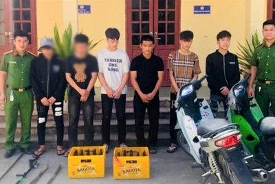 Các đối tượng bị bắt giữ cùng tang vật. (Ảnh: CANA)