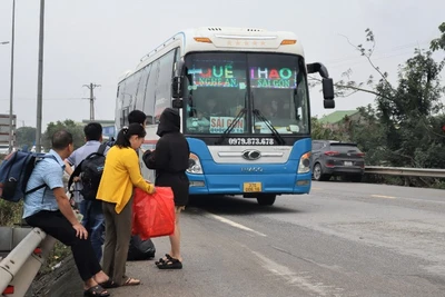 Sáng mùng 4 Tết, thời tiết khô ráo, người dân thuận lợi đón xe khởi hành năm mới.