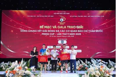 Cựu tuyển thủ đội tuyển Thái Lan Thonglao trao giải Vua phá lưới và giải Thủ môn xuất sắc nhất cho các cầu thủ.