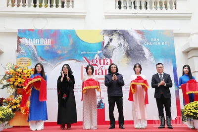 Ban tổ chức cắt băng khánh thành triển lãm. (Ảnh: THÀNH ĐẠT)