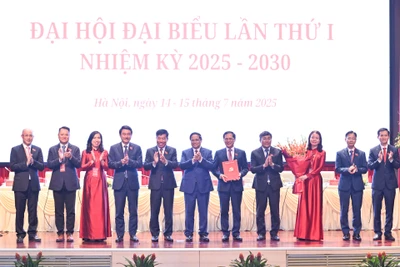 Thủ tướng trao quyết định và chụp ảnh chung với Ban Thường vụ Đảng bộ Bộ Ngoại giao.