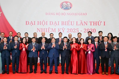 Bí thư Đảng ủy Chính phủ, Thủ tướng Chính phủ Phạm Minh Chính với các lãnh đạo Đảng bộ Bộ Ngoại giao. (Ảnh: TRẦN HẢI)