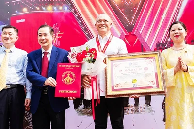 Nhiếp ảnh gia Nguyễn Á nhận kỷ lục Việt Nam