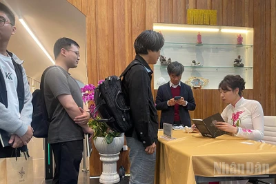 Rie Qudan ký tặng sách cho độc giả Hà Nội.