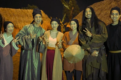 Tuấn Trần và các diễn viên quần chúng trong phim. (Ảnh: BHD)