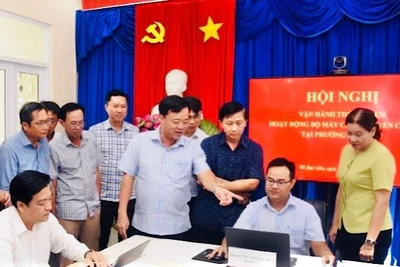 Phó Bí thư Thường trực Tỉnh ủy Bạc Liêu Huỳnh Quốc Việt (giữa) kiểm tra, chỉ đạo vận hành thử nghiệm phường Bạc Liêu. (Ảnh: CTV)