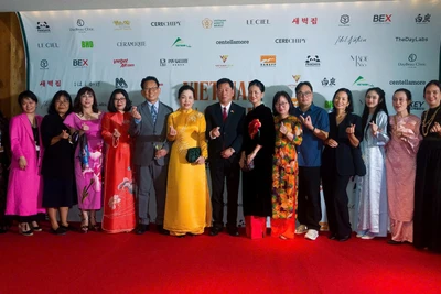 Đoàn Việt Nam trên thảm đỏ sự kiện. (Ảnh: VFDA)