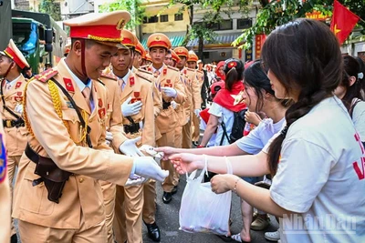 Các chiến sĩ cảnh sát giao thông chia tay người dân.