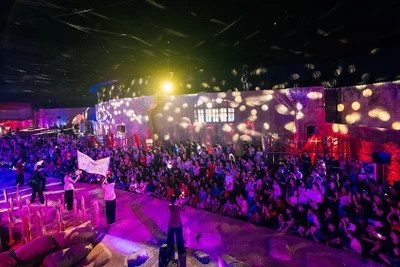 “Ước gì triển lãm kéo dài thêm nhiều ngày nữa để chúng mình được đi thêm nhiều lần, học thêm nhiều điều nữa” là chia sẻ chung của nhiều bạn trẻ sau khi tham quan triển lãm “95 năm Cờ Đảng soi đường”.