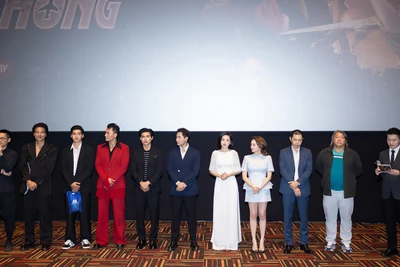 Đoàn làm phim trong buổi chiếu ra mắt "Tử chiến trên không". (Ảnh: Galaxy Studio)