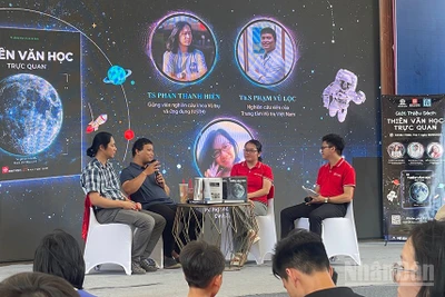 Các chuyên gia trò chuyện về khoa học vũ trụ.