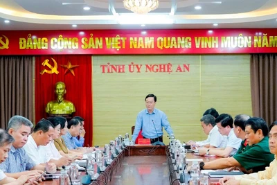 Bí thư Tỉnh ủy Nghệ An Nguyễn Đức Trung phát biểu chỉ đạo tại cuộc họp.