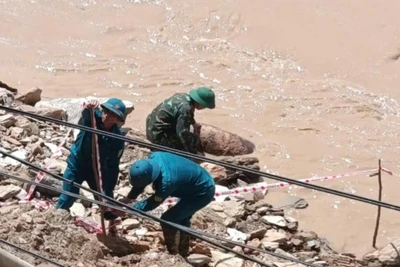 Lực lượng chức năng bố trí canh gác tại hiện trường để bảo đảm an toàn.