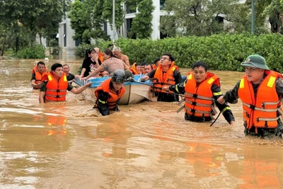 Cán bộ, chiến sĩ Công an tỉnh Nghệ An sơ tán người dân ra khỏi vùng nguy hiểm.
