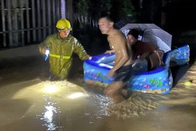 Người dân xã Tương Dương chạy lũ trong đêm 22/7. (Ảnh: ĐÌNH TUÂN)