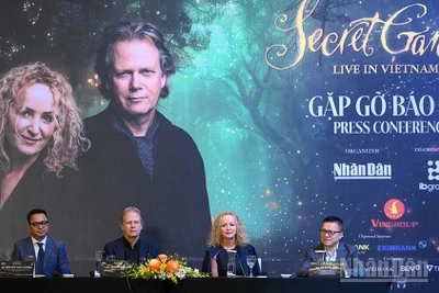 Tổng Biên tập Lê Quốc Minh, Chủ tịch IB Group Việt Nam và nhóm nhạc Secret Garden tại buổi họp báo sáng 17/10. (Ảnh: THẾ ĐẠI)