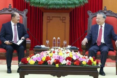 Tổng Bí thư Tô Lâm tiếp đồng chí Kikeo Khaykhamphithoune, Ủy viên Bộ Chính trị, Phó Thủ tướng Lào, Trưởng Đoàn đại biểu Cấp cao Đảng Nhân dân Cách mạng Lào sang dự Hội thảo lý luận lần thứ 12 giữa Đảng Cộng sản Việt Nam và Đảng Nhân dân cách mạng Lào. (Ảnh: TTXVN)