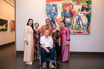 Họa sĩ Đỗ Sơn (áo trắng, ngồi xe lăn) tại triển lãm cá nhân của mình.