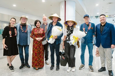 Các nghệ sĩ tại sân bay Nội Bài. (Ảnh: Ban tổ chức)