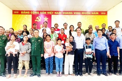 Lãnh đạo tỉnh và Bộ đội Biên phòng tỉnh Quảng Trị tặng quà cho đồng bào Rục, xã Kim Phú.