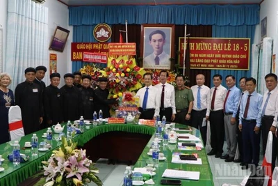 Bí thư Tỉnh ủy An Giang Lê Hồng Quang cùng đoàn công tác tặng hoa, quà chúc mừng Ban Trị sự Trung ương Giáo hội Phật giáo Hòa Hảo.