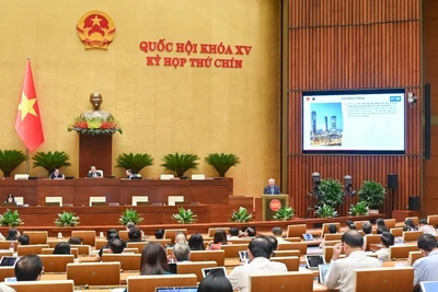 Phó Thủ tướng Thường trực Chính phủ Nguyễn Hòa Bình giới thiệu về vai trò và ý nghĩa của Trung tâm tài chính quốc tế tại phiên họp của Quốc hội, sáng 11/6/2025. (Ảnh: DUY LINH)