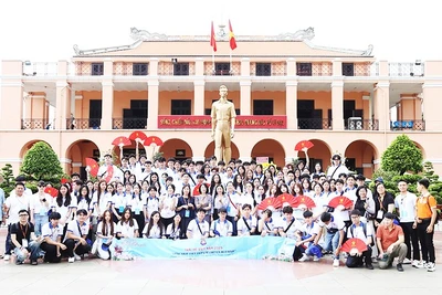 Đoàn đại biểu tham quan và chụp hình lưu niệm tại Bến Nhà Rồng.