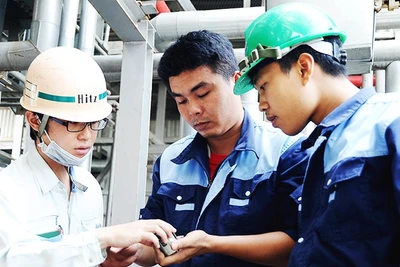 Chuyên gia Nhật Bản hỗ trợ lắp đặt Nhà máy điện rác Nam Sơn. Ảnh: NAM ANH