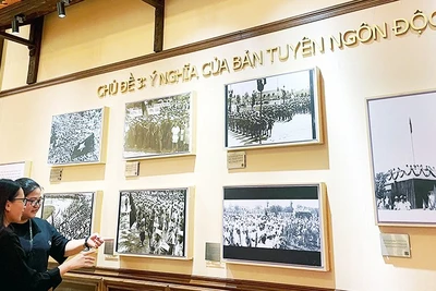 Các bạn trẻ hào hứng tìm hiểu ý nghĩa của “Tuyên ngôn độc lập” ở Nhà số 48 Hàng Ngang.