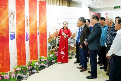 TS Trần Bích Hạnh (áo dài đỏ) giới thiệu một nội dung trưng bày.