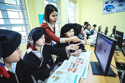 Một tiết tin học của cô và trò Trường Phổ thông Dân tộc bán trú Tiểu học và THCS Tiền Phong, xã Đà Bắc, tỉnh Phú Thọ. Ảnh: TTXVN
