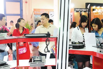 Nguồn lực tài chính gia đình tăng lên đã giúp người dân mua sắm thoải mái hơn. Ảnh: HẢI NAM