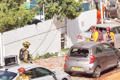 Hiện trường một vụ tấn công bằng tên lửa nhằm vào Rehovot, Israel. (Ảnh: TÂN HOA XÃ)