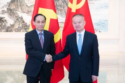 Đồng chí Lê Hoài Trung, Ủy viên Bộ Chính trị, Bí thư Đảng ủy, Bộ trưởng Ngoại giao, Đặc phái viên của Tổng Bí thư Tô Lâm với đồng chí Lưu Hải Tinh, Ủy viên Trung ương Đảng, Trưởng Ban Liên lạc Đối ngoại Trung ương Đảng Cộng sản Trung Quốc.