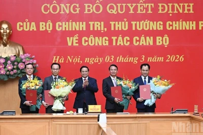 Thủ tướng Chính phủ Phạm Minh Chính trao quyết định, tặng hoa chúc mừng 4 đồng chí được tiếp nhận, bổ nhiệm làm lãnh đạo các bộ, ngành Trung ương. (Ảnh: TRẦN HẢI)