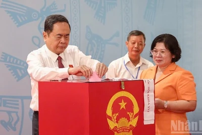 Đồng chí Trần Thanh Mẫn, Ủy viên Bộ Chính trị, Chủ tịch Quốc hội, Chủ tịch Hội đồng Bầu cử quốc gia đã đến Khu vực bỏ phiếu số 14 (Trường trung học cơ sở Đỗ Văn Dậy), xã Hóc Môn, Thành phố Hồ Chí Minh. (Ảnh: THẾ ANH)