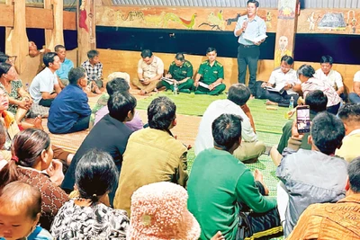 Xã Hùng Sơn, thành phố Đà Nẵng tuyên truyền cho nhân dân về cuộc bầu cử tại cuộc họp dân ở từng thôn, bản.