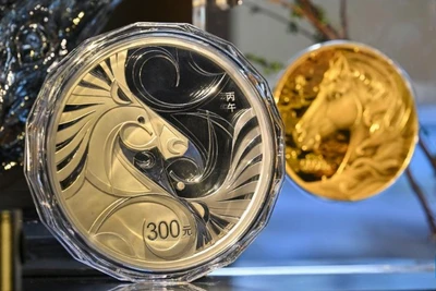 Mặt trước đồng xu bạc nặng 1kg chào mừng năm Bính Ngọ được trưng bày tại Thủ đô Bắc Kinh của Trung Quốc, ngày 28/11/2025. (Ảnh: Xinhua)