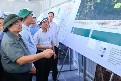 Thủ tướng Chính phủ Phạm Minh Chính cho ý kiến chỉ đạo về đoạn cao tốc Chí Thạnh-Vân Phong trên địa bàn tỉnh Đắk Lắk. (Ảnh: Nhật Bắc/VGP)