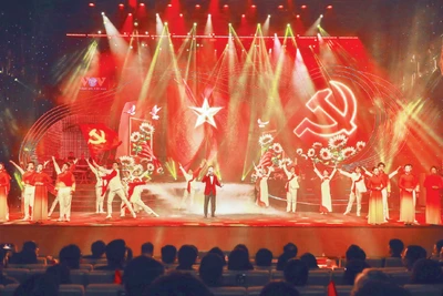 Chương trình nghệ thuật "Với Đảng vẹn toàn niềm tin yêu". (Ảnh TTXVN)
