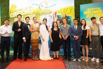 Cục trưởng Điện ảnh Đặng Trần Cường (ngoài cùng bên trái) đến chúc mừng đoàn làm phim. (Ảnh: Ê-kíp cung cấp)