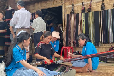 Tìm hiểu nghề dệt của đồng bào Tây Nguyên.