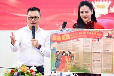 Tổng Biên tập Lê Quốc Minh giới thiệu về phụ san 2/9 của Báo Nhân Dân. (Ảnh: THÀNH ĐẠT)