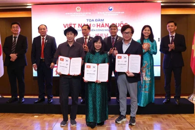 Ký kết thỏa thuận hợp tác sản xuất bộ phim “Sài Gòn Oppa” của đạo diễn Park Gyu Tae (đạo diễn "Bỗng Dưng trúng số") giữa nhà sản xuất Film Line (Hàn Quốc), BHD (Việt Nam) và Web TV Asia. (Ảnh: BHD)