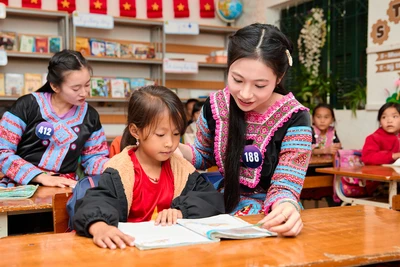 Các thí sinh giao lưu cùng các em học sinh tại Điểm trường Tà Số 1. (Ảnh: Ban Tổ chức)