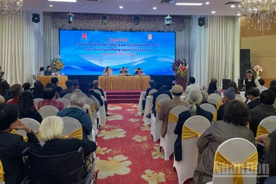 Tọa đàm thu hút sự tham gia của đông đảo các nhà văn, nhà thơ nhiều thế hệ.