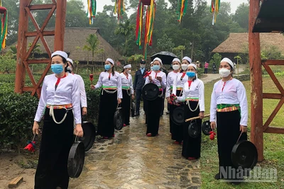 Đồng bào Mường đón khách du lịch tại Làng.