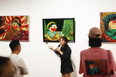 Phan Tú Trân đang chia sẻ về ý tưởng phái sinh hình tượng Doraemon tại triển lãm. Ảnh: NVCC