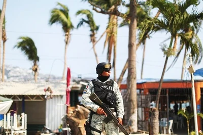 Lực lượng an ninh gác bên ngoài hiện trường một vụ ám sát. Ảnh: REUTERS